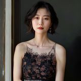 林晓雯，资深时尚穿搭顾问，专注妈妈群体丝袜穿搭研究10年，短发干练形象