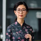 陈美华，纺织工程师，专业解析丝袜面料成分与工艺，眼镜知性形象